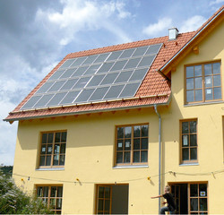399 754 Haus mit PV-Anlage auf Dach